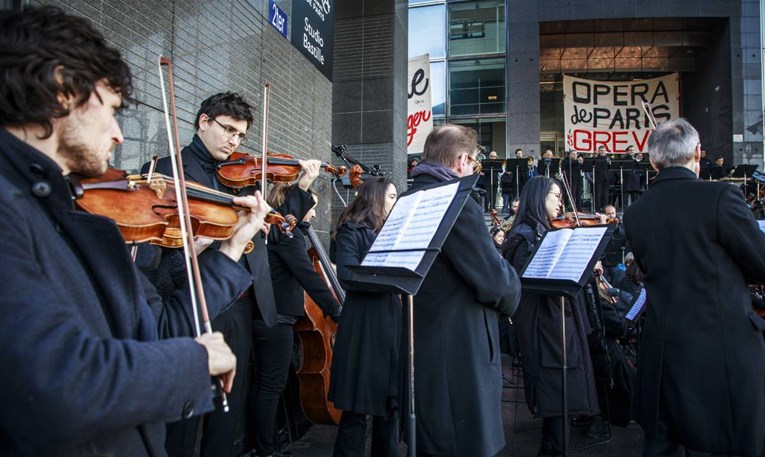 Glazbenici pariške Opere Bastille prekinuli štrajk koncertom na otvorenom